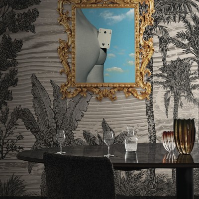 Tapet cu design artistic, cu un cadru auriu baroc, flori și palmieri întunecați pe un fundal bej.