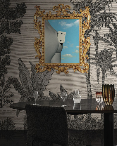 Tapet cu design artistic, cu un cadru auriu baroc, flori și palmieri întunecați pe un fundal bej.