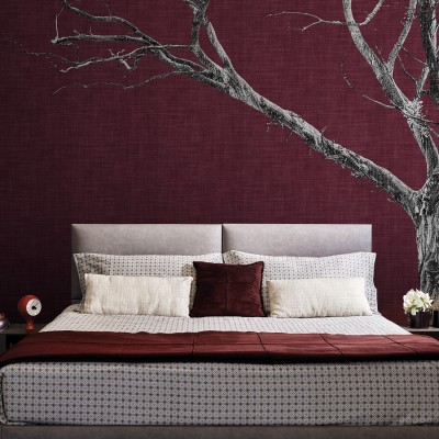 Wallpaper cu design minimalist cu un copac uscat pe un fond roșu elegant. Designul este ideal pentru dormitor, living sau birou.