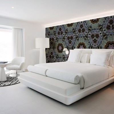 Tapet cu design modern și elegant, cu motive exotice, perfect pentru dormitor.