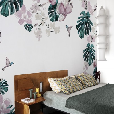 Tapet cu flori delicate și frunze tropicale mari, decorate cu colibri, perfect pentru dormitor, sufragerie sau birou.