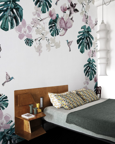 Tapet cu flori delicate și frunze tropicale mari, decorate cu colibri, perfect pentru dormitor, sufragerie sau birou.