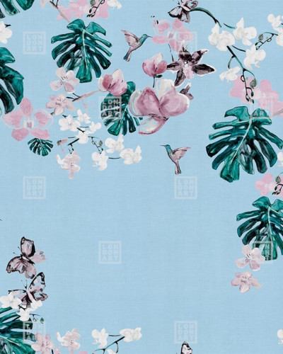 Tapet floral cu model delicat, în culori pastelate, cu flori de orhidee roz și albe, frunze de Monstera verzi și colibri.