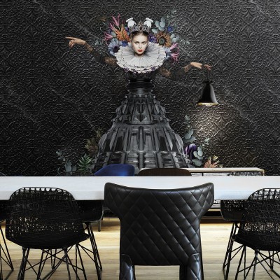 Tapet cu design sofisticat si elegant, Wanderlust / Athena. Imaginea prezintă o femeie regală într-o rochie de aur din dantelă.