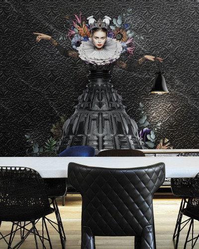 Tapet cu design sofisticat si elegant, Wanderlust / Athena. Imaginea prezintă o femeie regală într-o rochie de aur din dantelă.