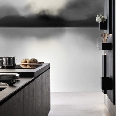 Wallpaper gri, cu design minimalist, ce prezintă un peisaj abstract în nuanțe de gri. Se potrivește perfect pentru living, dormitor sau birou.