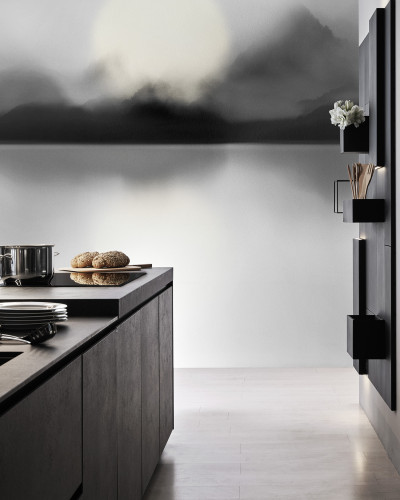 Wallpaper gri, cu design minimalist, ce prezintă un peisaj abstract în nuanțe de gri. Se potrivește perfect pentru living, dormitor sau birou.