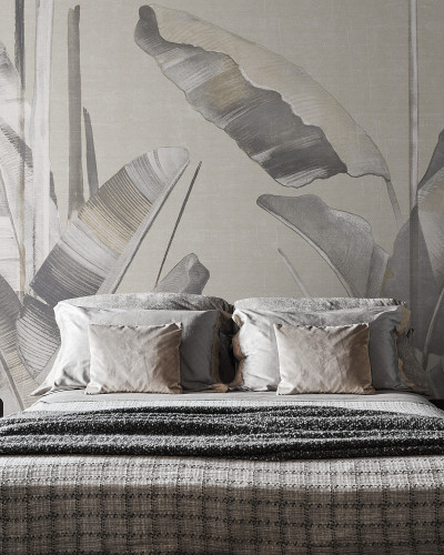 Tapet modern cu frunze de banană în nuanțe de gri și bej. Design minimalist pentru un decor elegant.