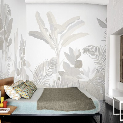Tapet floral cu design modern, My Beautiful Garden Re-Edition (alb), cu frunze de palmier si alte plante tropicale in nuante de gri si alb.