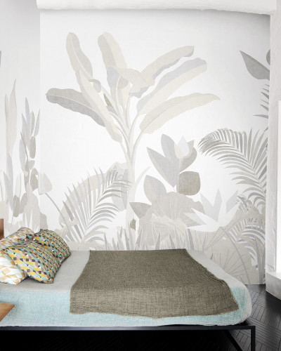 Tapet floral cu design modern, My Beautiful Garden Re-Edition (alb), cu frunze de palmier si alte plante tropicale in nuante de gri si alb.
