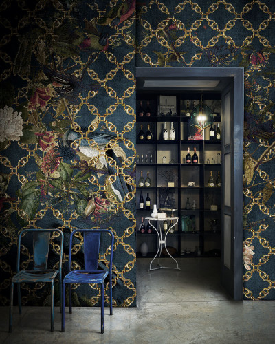 Wallpaper cu design complex, cu lanțuri aurii și păsări exotice pe un fundal întunecat.