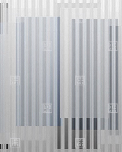 Tapet modern cu dungi verticale gri și albastru deschis, design minimalist și elegant.