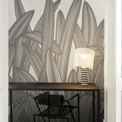 Wallpaper Flying in the Meadow Re-Edition (gri), cu design abstract inspirat de frunze, in nuante de gri.