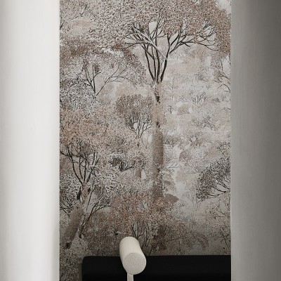 Imagine cu un wallpaper cu un design cu arbori și frunze delicate în nuanțe de bej.
