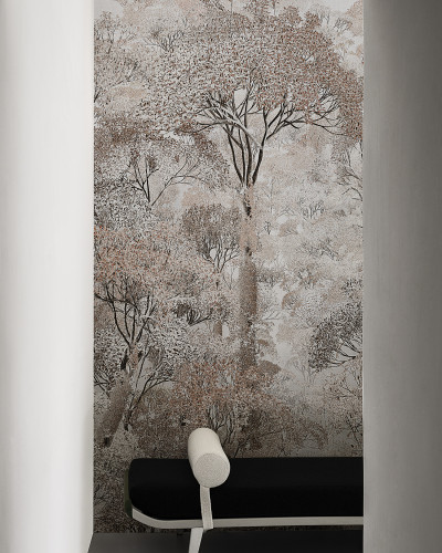 Imagine cu un wallpaper cu un design cu arbori și frunze delicate în nuanțe de bej.