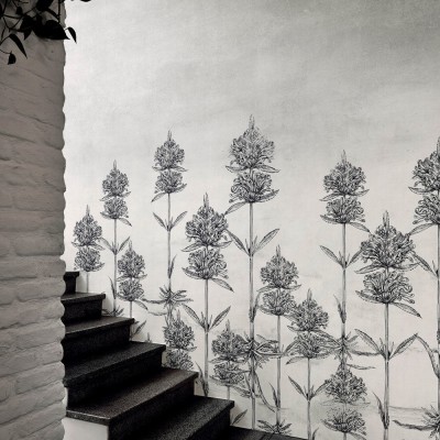 Tapet gri cu flori delicate,  perfect pentru a crea o atmosferă relaxantă