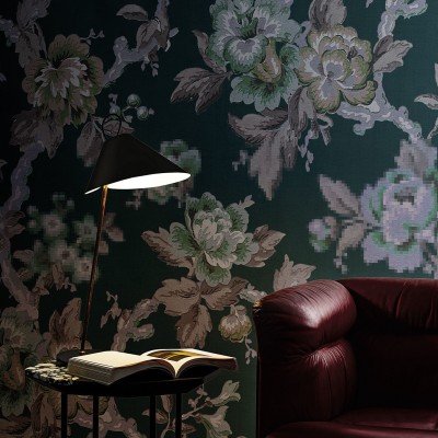 Tapet floral verde cu flori mari, pe un fundal verde închis