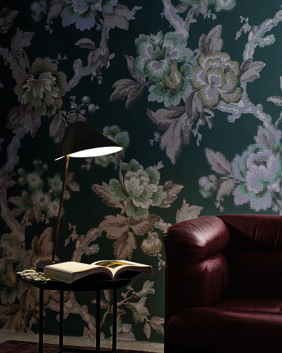 Tapet floral verde cu flori mari, pe un fundal verde închis