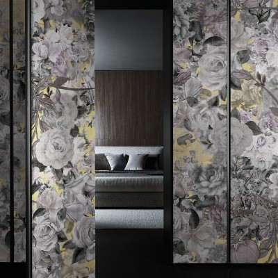 Wallpaper cu design floral modern, in tonuri de gri si galben. Prezinta flori de trandafiri estompate, cu un efect de pixelare subtil.