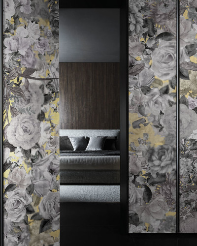 Wallpaper cu design floral modern, in tonuri de gri si galben. Prezinta flori de trandafiri estompate, cu un efect de pixelare subtil.