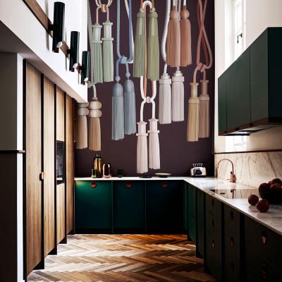 Tapet cu ciucuri eleganți, pe un fundal bordo, în design modern