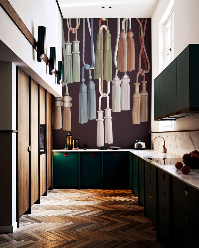Tapet cu ciucuri eleganți, pe un fundal bordo, în design modern