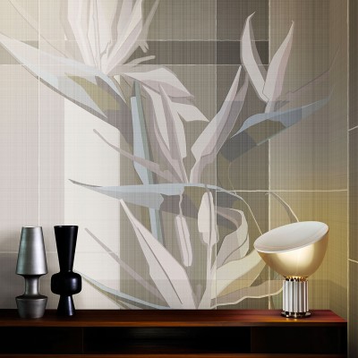 Wallpaper Strelitzia (A) cu design minimalist și elegant, cu flori de păsări paradisului în nuanțe delicate de gri și bej.