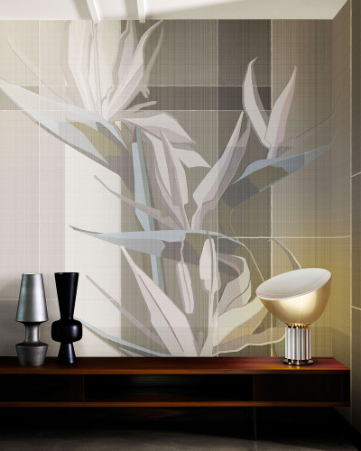 Wallpaper Strelitzia (A) cu design minimalist și elegant, cu flori de păsări paradisului în nuanțe delicate de gri și bej.