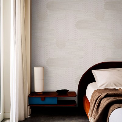Tapet modern cu design abstract ondulat, culori neutre și luminoase, perfect pentru dormitoare, livinguri și birouri.