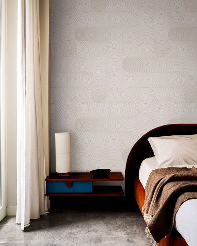 Tapet modern cu design abstract ondulat, culori neutre și luminoase, perfect pentru dormitoare, livinguri și birouri.