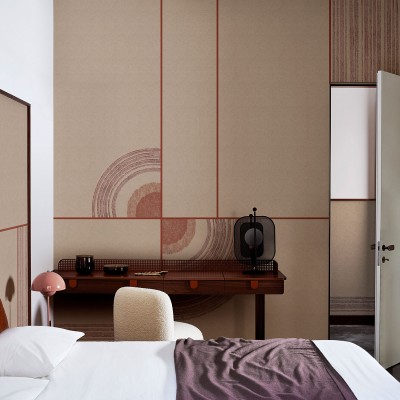 Wallpaper cu design modern, inspirat din arta japoneză, cu nuanțe neutre de bej și detalii fine. Perfect pentru a decora dormitorul.