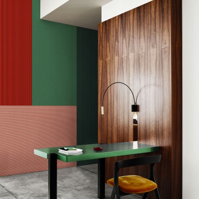Tapet modern cu dungi verticale in nuante de rosu, verde si roz prafuit. Design geometric, perfect pentru orice incapere.