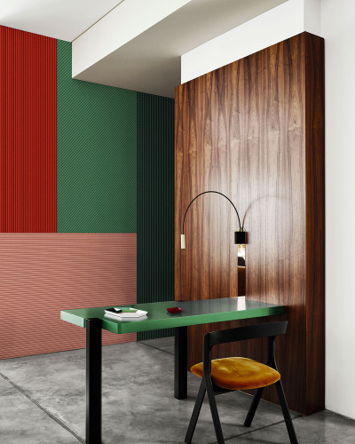 Tapet modern cu dungi verticale in nuante de rosu, verde si roz prafuit. Design geometric, perfect pentru orice incapere.