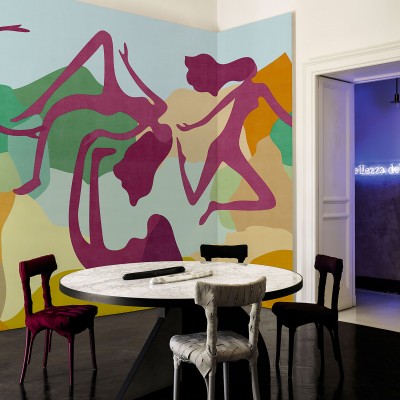 Tapet modern cu design abstract, siluete feminine dansând pe un fundal vibrant.