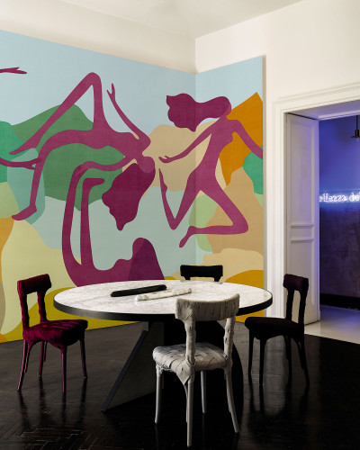 Tapet modern cu design abstract, siluete feminine dansând pe un fundal vibrant.