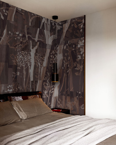 Imagine cu un wallpaper modern cu un design grafic cu nuanțe de maro, montat în dormitor, lângă un pat cu lenjerie de pat gri și o pătură albă.