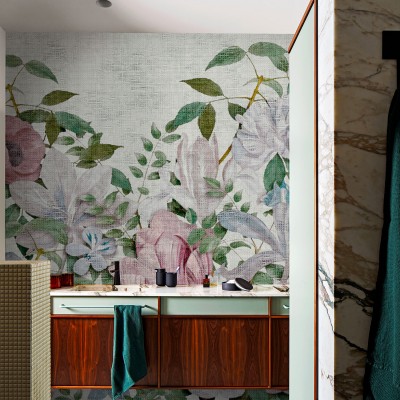 Tapet floral modern cu design sofisticat, ideal pentru a crea un ambient relaxant și primitor.