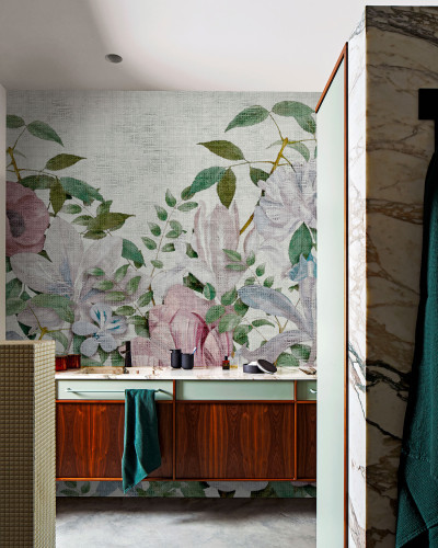 Tapet floral modern cu design sofisticat, ideal pentru a crea un ambient relaxant și primitor.