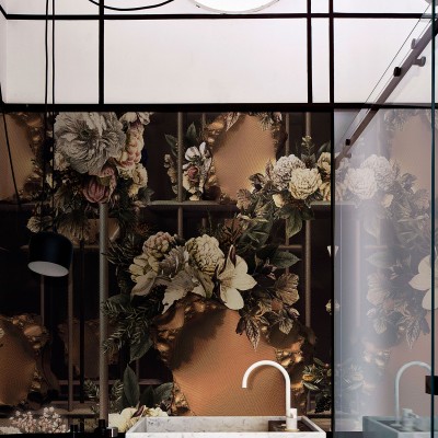 Tapet floral exclusiv, cu un design impresionant, perfect pentru a decora o baie sau un living.
