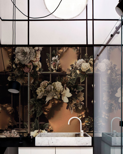 Tapet floral exclusiv, cu un design impresionant, perfect pentru a decora o baie sau un living.