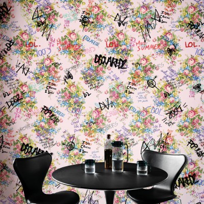 Tapet cu flori și graffiti, design modern, vibrant.