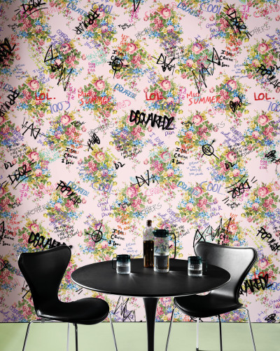 Tapet cu flori și graffiti, design modern, vibrant.