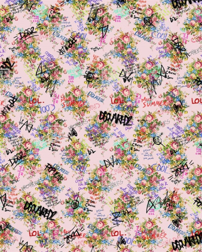 Tapet cu flori și graffiti, design modern, vibrant.