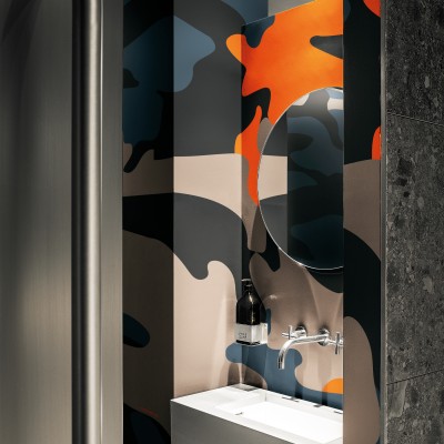 Tapet modern de camuflaj roșu, cu design geometric dinamic.