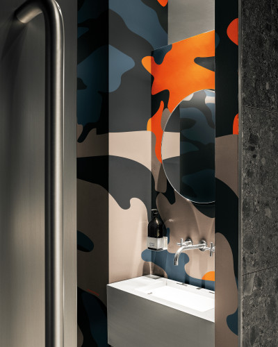 Tapet modern de camuflaj roșu, cu design geometric dinamic.