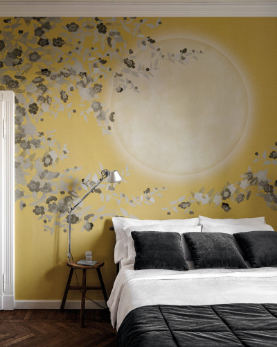 Tapet cu design modern, cu flori delicate și un cerc în formă de lună,  culoare aurie, pentru dormitor