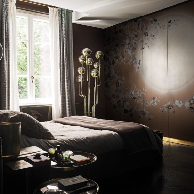 Tapet cu design oriental cu flori delicate si o luna plina, in tonuri calde de caramel, perfect pentru un dormitor, living sau hol.