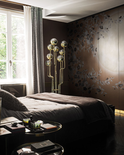 Tapet cu design oriental cu flori delicate si o luna plina, in tonuri calde de caramel, perfect pentru un dormitor, living sau hol.