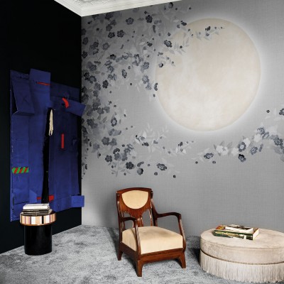 Tapet modern cu design asiatic, Kimono Tale Books / Geta (argintiu), cu model sofisticat de flori și o lună plină,  perfect pentru living, dormitor, birou sau hol.