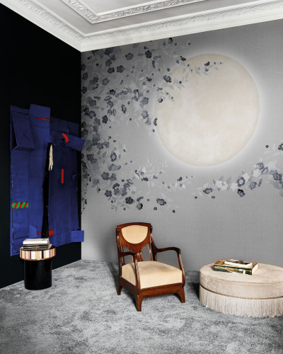 Tapet modern cu design asiatic, Kimono Tale Books / Geta (argintiu), cu model sofisticat de flori și o lună plină,  perfect pentru living, dormitor, birou sau hol.